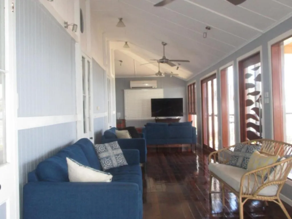 Waterfront Beachhouse On The Esplanade Holiday home Urangan