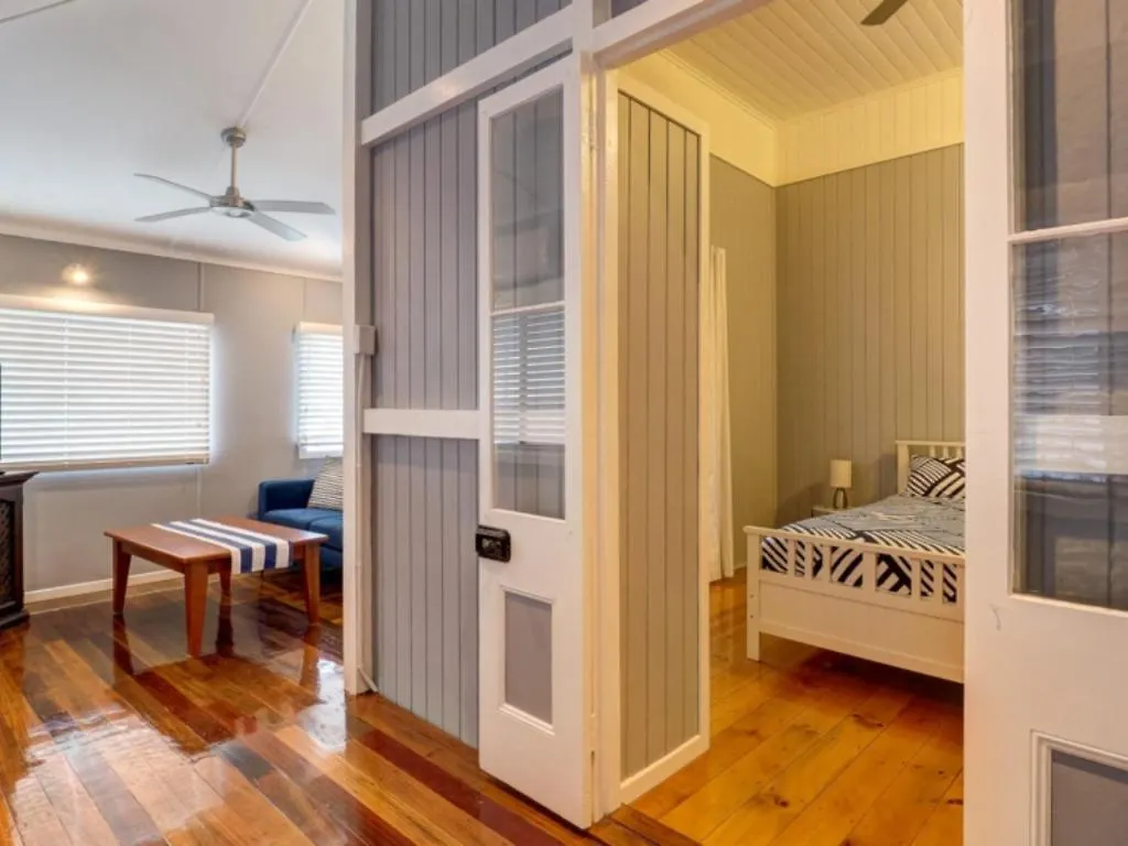 Waterfront Beachhouse On The Esplanade 0*, Urangan
